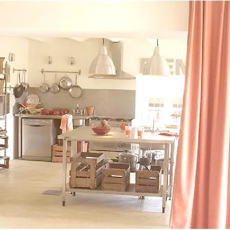 Maison Spacieuse Avec Piscine A Holiday home *